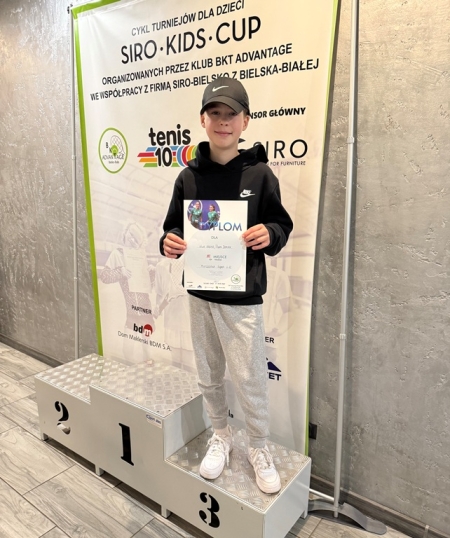 Kacper z IV d na podium na Mistrzostwach Śląskich w tenisa.