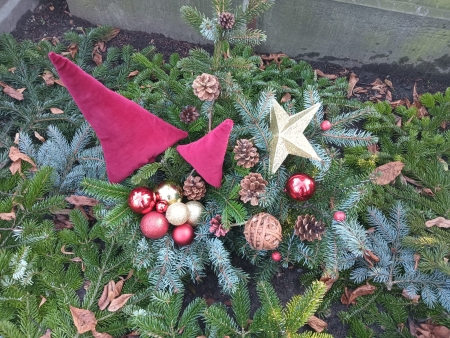 Bożonarodzeniowy stroik na grobie Patrona SPMS.